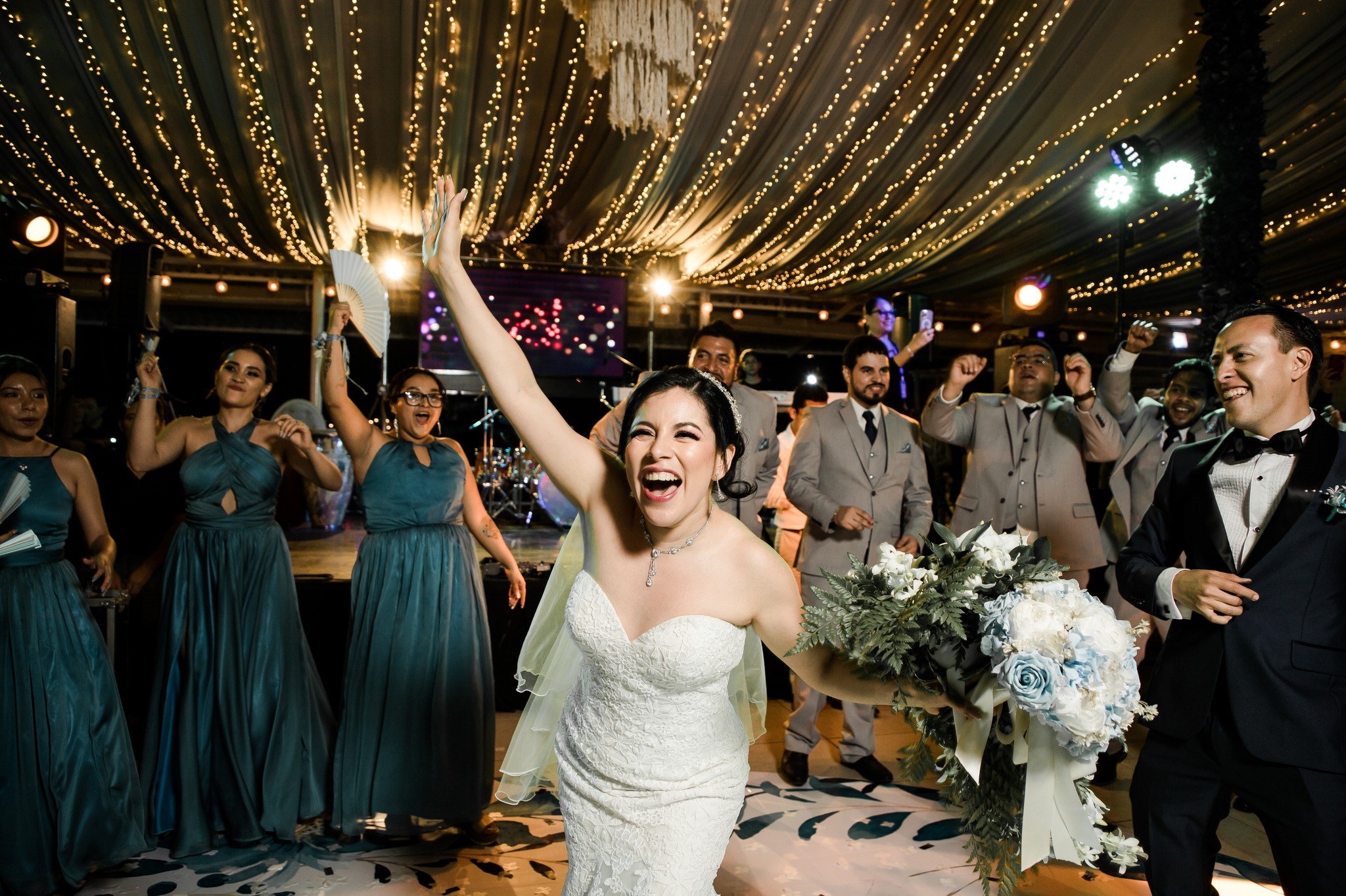 Fiesta de boda con iluminación cálida