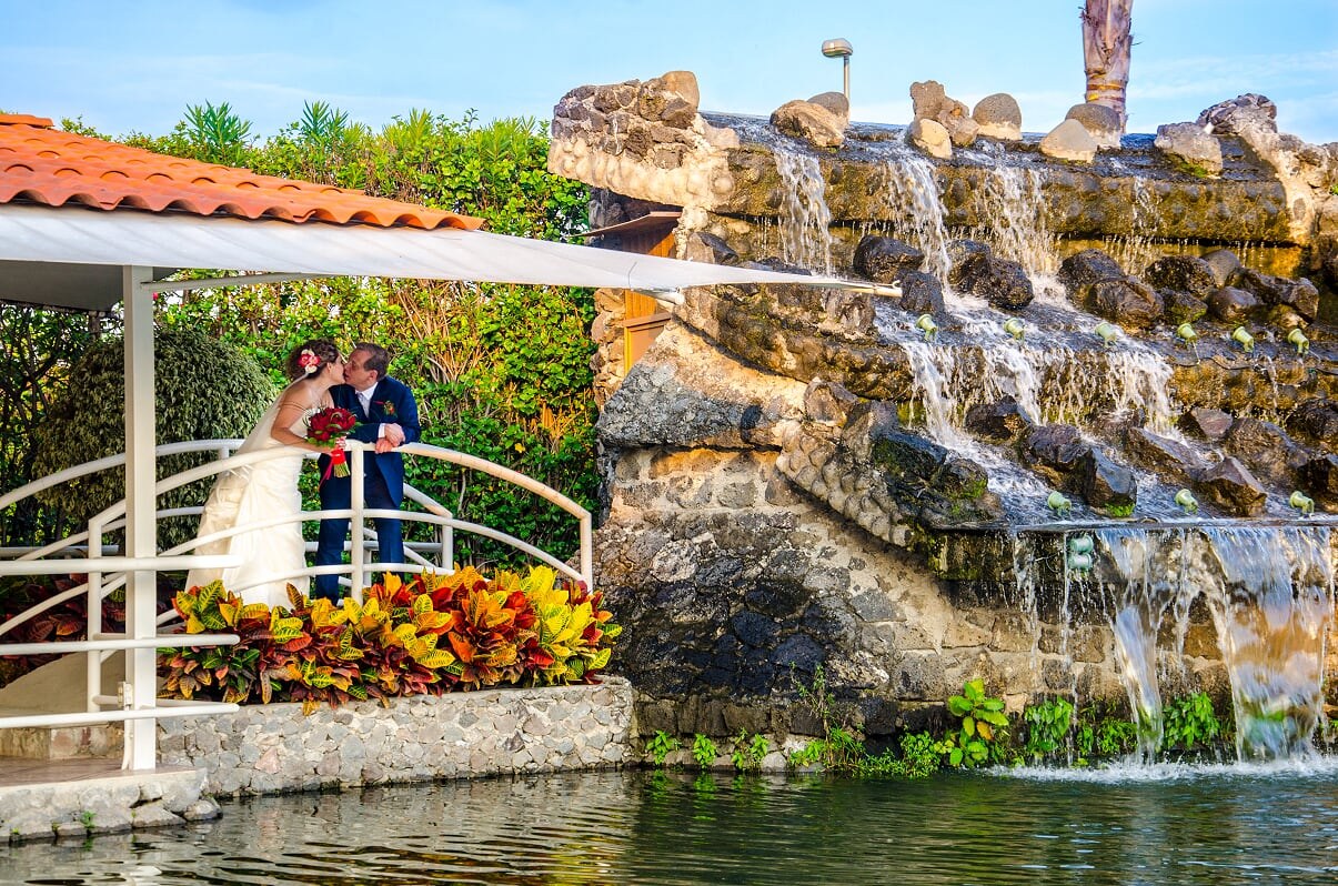 Novios frente a la cascada de Paraíso del Lago