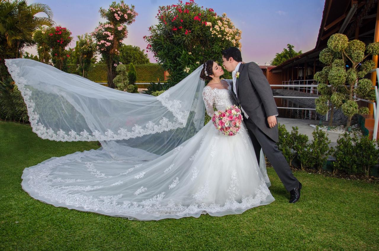 Pareja de recién casados en los jardines