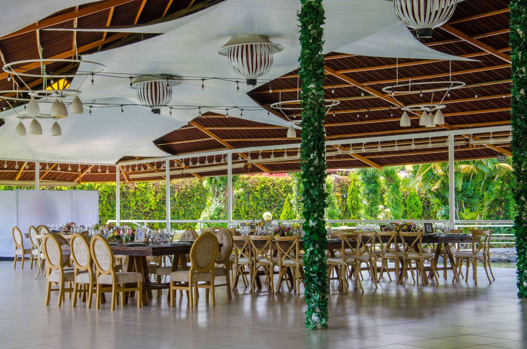 Palapa techada y montaje de banquete